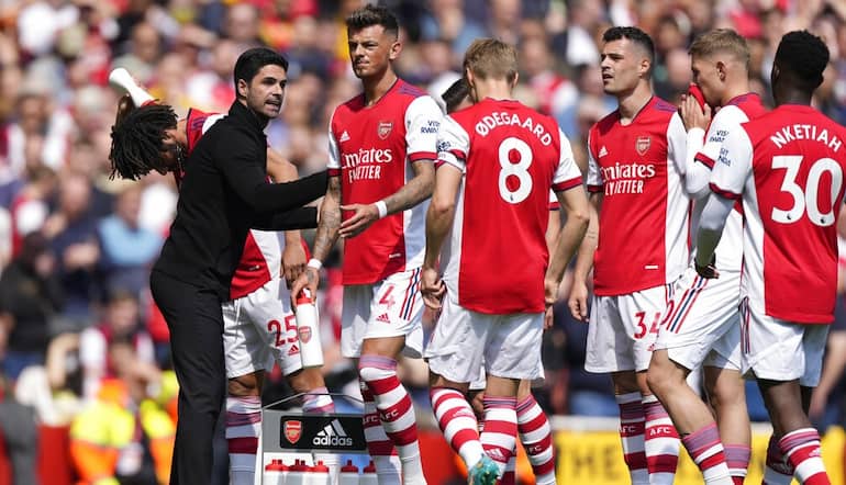 Arteta speaks to Arsenal players