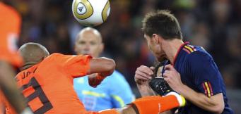 Nigel de Jong tackle Xabi Alonso