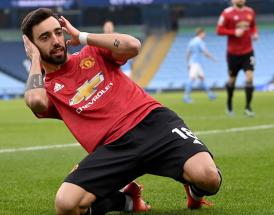 Man Utd Badge History