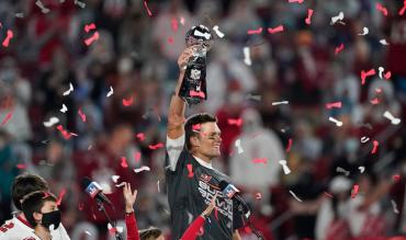 Tom Brady lifts the Vince Lombardi Trophy