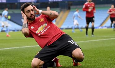 Man Utd Badge History